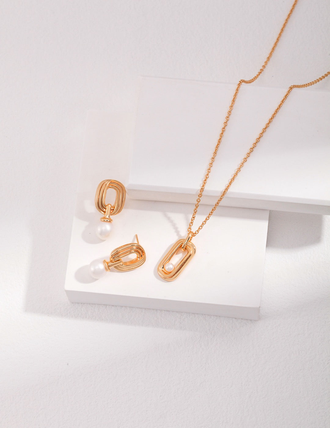 Gold Möbius twist necklace with matching earrings