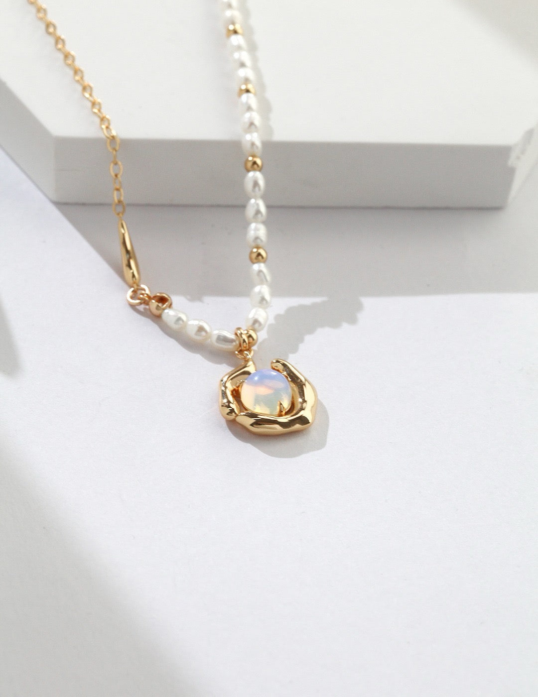 Minimalist Gold Necklace – Simple Chain with Modern Charm