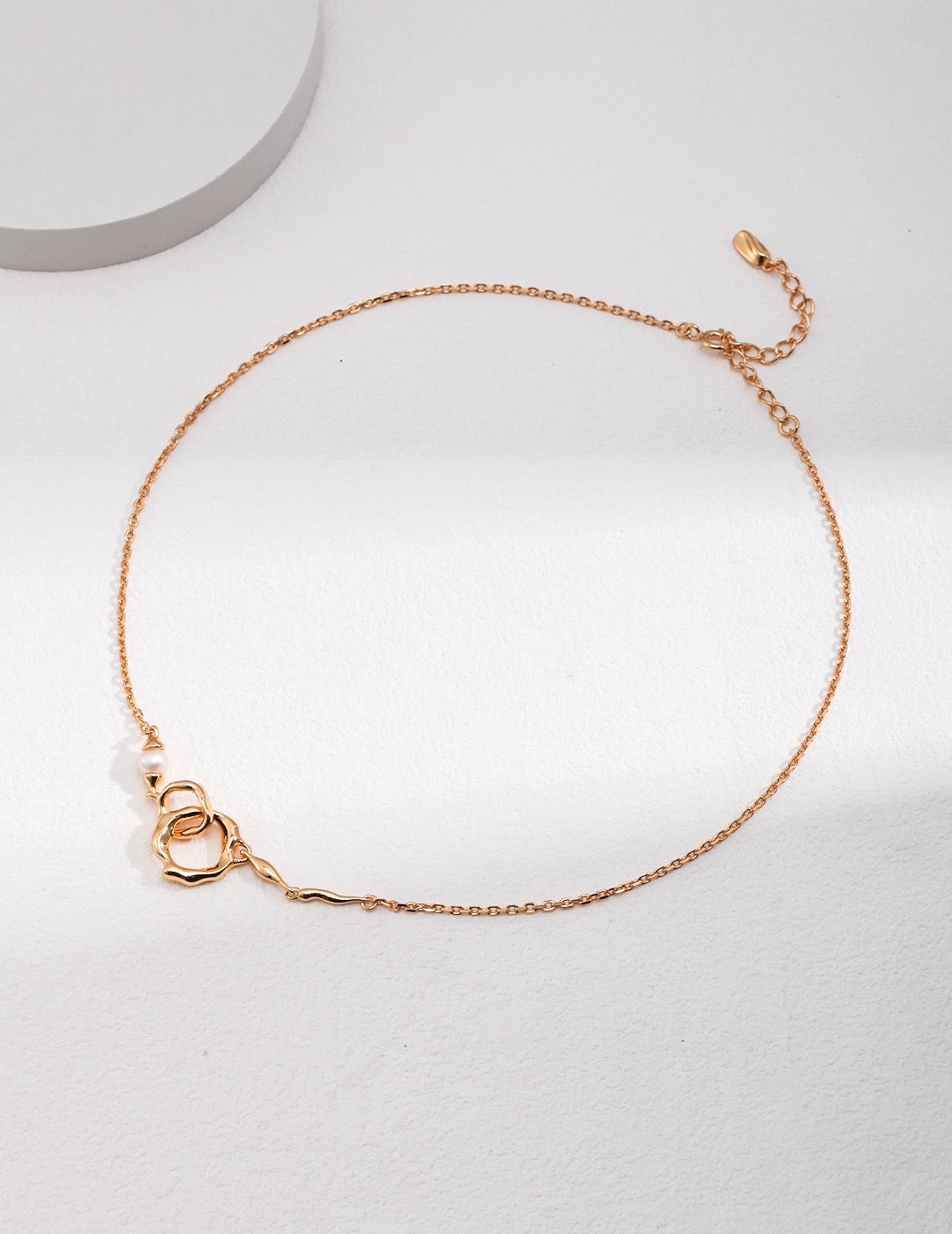 Minimalist Gold Necklace – Simple Chain with Modern Charm